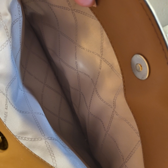 🎉🎉SOLD OUTSIDE OF POSHMARK 🎉🎉Michael Kors Handbag - Picture 5 of 9